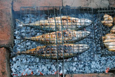 Izgara balık. Açık ateşte kızarmış uskumru.