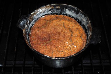 Demir bir tencerede glütensiz ekmek. Fırın iç görünüm.