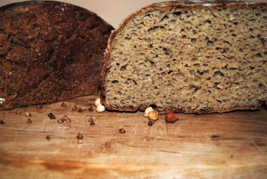 Tahtada karabuğday, pirinç ve nohut ile kesilmiş glütensiz ekmek..