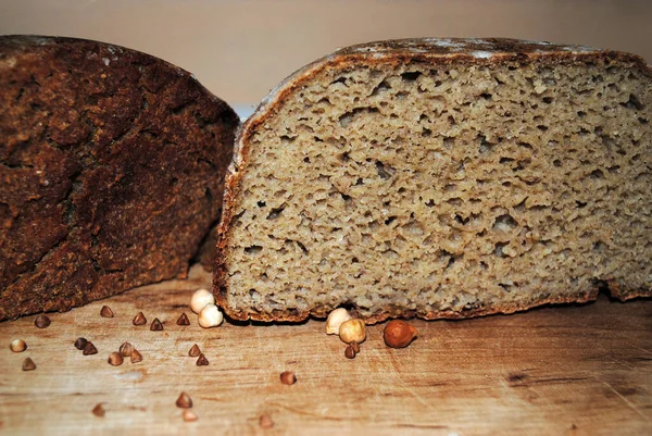 Ψωμί Χωρίς Γλουτένη Κομμένο Στα Δύο Φαγόπυρο Ρύζι Και Ρεβίθια — Φωτογραφία Αρχείου