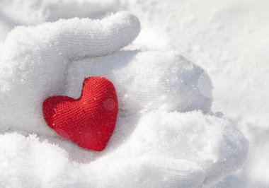 Kırmızı kalpli, eldiven giymiş kadın eller, yakın plan. Metin için yer.