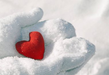 Kırmızı kalpli, eldiven giymiş kadın eller, yakın plan. Metin için yer.