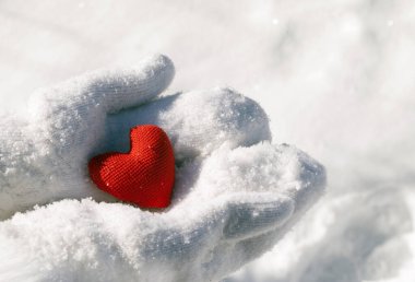 Kırmızı kalpli, eldiven giymiş kadın eller, yakın plan. Metin için yer.