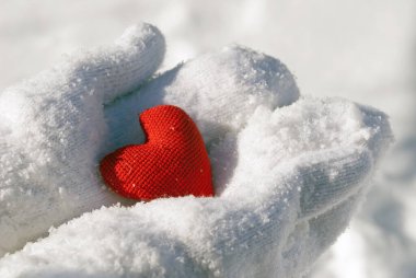 Kırmızı kalpli, eldiven giymiş kadın eller, yakın plan. Metin için yer.