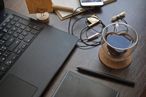 Der Arbeitsplatz Des Designers Laptop Grafik Tablet Und Doppelwandige Glastasse — Stockfoto