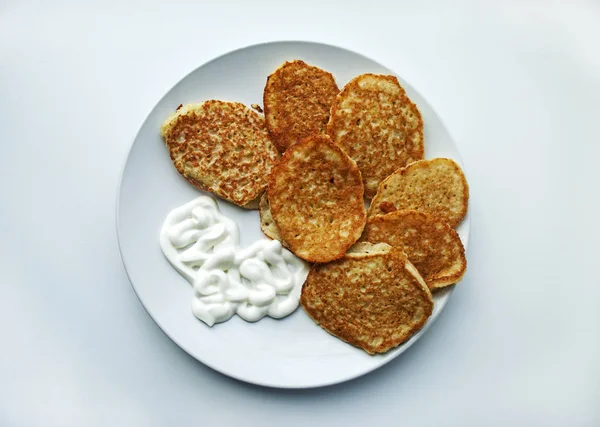 Draniki Potato Pancakes Fritters Sour Cream White Plate Isolated White — 스톡 사진