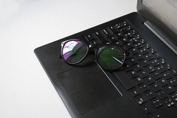 Desktop Laptop Safety Glasses Working Computer — ストック写真