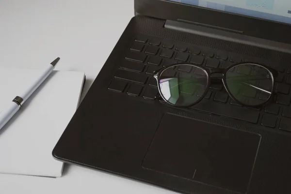 Desktop Mit Laptop Schutzbrille Für Die Arbeit Computer — Stockfoto