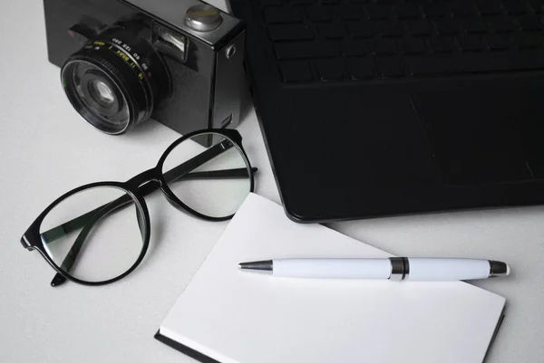 Desktop Mit Laptop Schutzbrille Für Die Arbeit Computer Und Eine — Stockfoto