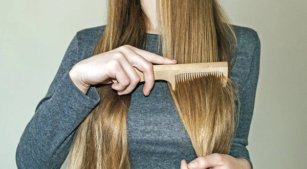 Νεαρή Γυναίκα Χτενίζει Μαλλιά Της Μακριά Ανοιχτά Καστανά Μαλλιά — Φωτογραφία Αρχείου