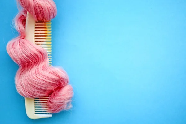 Top View Comb Curls Bright Pink Hair Bright Blue Background — Stock Photo, Image