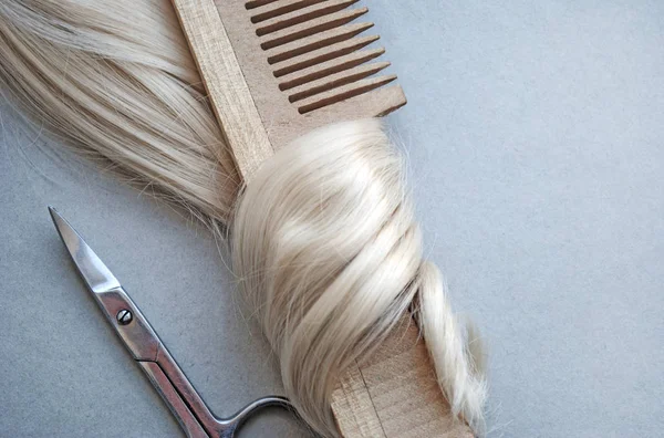 Top View Wooden Comb Curls Delicate Blond Blonde Hair Scissors — Stock Photo, Image