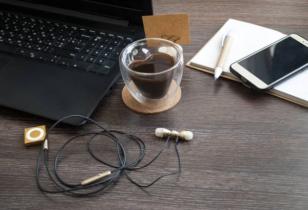 Bürotisch Mit Tasse Kaffee Hinter Holztisch Mit Planern Schreibwaren Und — Stockfoto