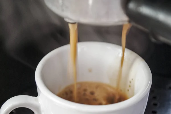 Кофеварка Близко Кофе Наливают Кофеварки Утром — стоковое фото