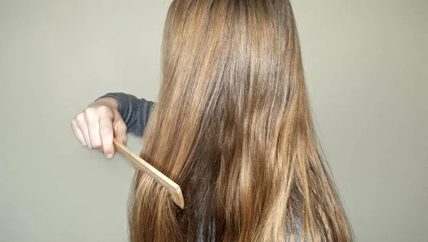 Jeune Femme Peigner Ses Cheveux Longs Cheveux Marron Clair — Photo