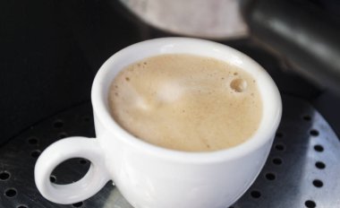 Kahve makinesi. Yakın çekim. Sabahları kahve makinesinden kahve dökülüyor.