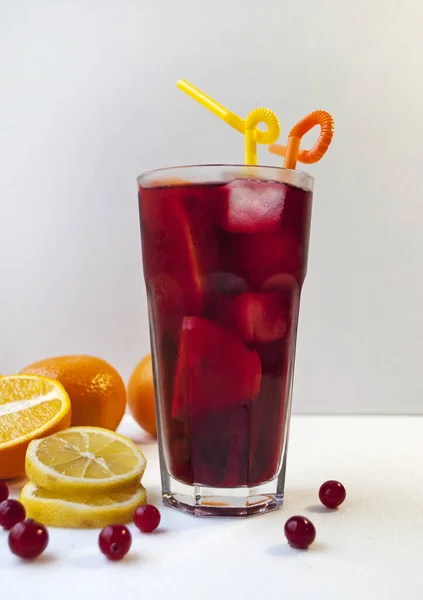 Limun Dingin Buatan Sendiri Dengan Buah Cranberry Lemon Dan Jeruk — Stok Foto