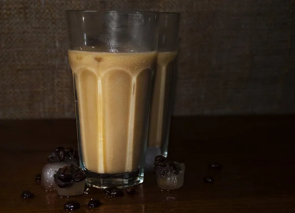 Kopi Dengan Susu Almond Dingin Yang Diseduh Dalam Gelas Dengan — Stok Foto