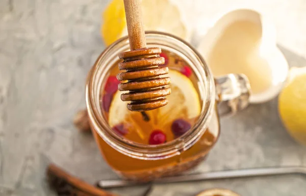 Teh Dengan Cranberry Lemon Madu Dan Rempah Rempah Dalam Toples — Stok Foto