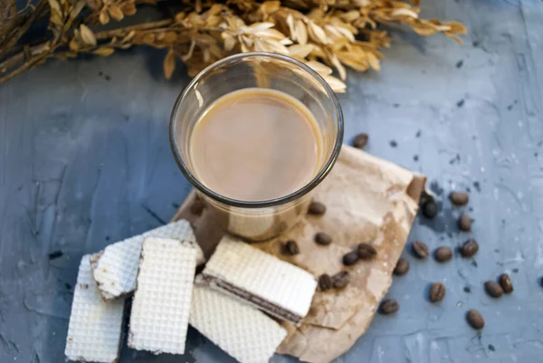 Kopi Dengan Susu Dalam Gelas Dan Wafel Bebas Gluten Yang — Stok Foto