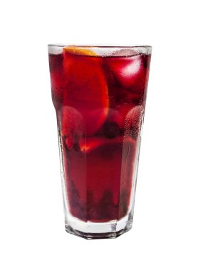 Yabanmersinli, limonlu ve portakallı ev yapımı soğuk limonata. Kızılcık buzlu çay. Limon dilimleri ve buzlu bir bardakta kokteyl. Beyazda izole edilmiş.