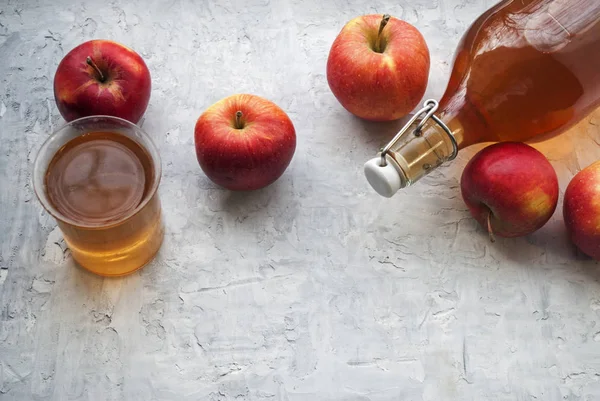 Vista Superior Una Botella Vaso Con Jugo Manzana Natural Jugo — Foto de Stock