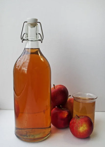 Flasche Und Glas Mit Natürlichem Apfelsaft Hausgemachter Apfelsaft Vertikale Zusammensetzung — Stockfoto
