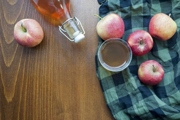 Vista Superior Una Botella Vaso Jugo Manzana Casero Una Mesa — Foto de Stock