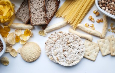 Glütensiz set. Glütensiz yemek. Çeşitli glütensiz makarna, ekmek, atıştırmalık ve un. Mısır taneleri.