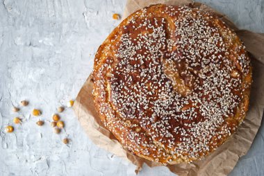 Glütensiz ekmek. Ekmek unu: mısır, nohut, pirinç. Yağda yumurta beyazı ekle. Glüten intoleransı olanlar için beslenme kavramı