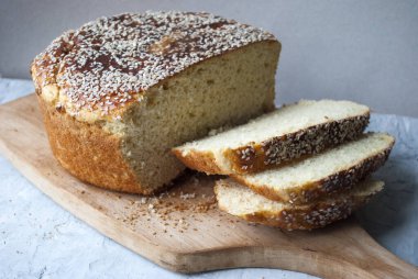 Glütensiz ekmek. Ekmek unu: mısır, nohut, pirinç. Yağda yumurta beyazı ekle. Glüten intoleransı olanlar için beslenme kavramı