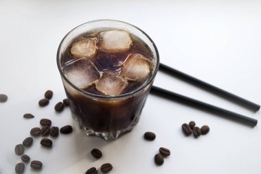 Yan manzara buzlu kahve, beyaz üzerine soğuk buzlu kahve. Koyu çikolata ve kahve taneleri..