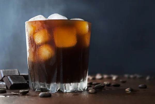 Iskaffe Glas Kallt Kaffe Mörk Choklad Och Kaffebönor Sidovy Mörk — Stockfoto