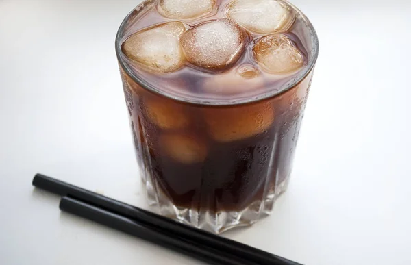 Musim Panas Koktail Cola Dengan Segelas Minuman Dingin Menyegarkan Whiskey — Stok Foto