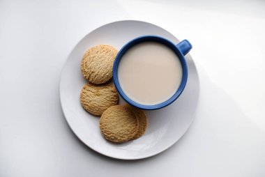 Beyaz arka plan üzerinde süt ile tanımlama