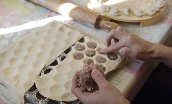 Mujer Haciendo Albóndigas Casa Mesa Cocina Primer Plano —  Fotos de Stock