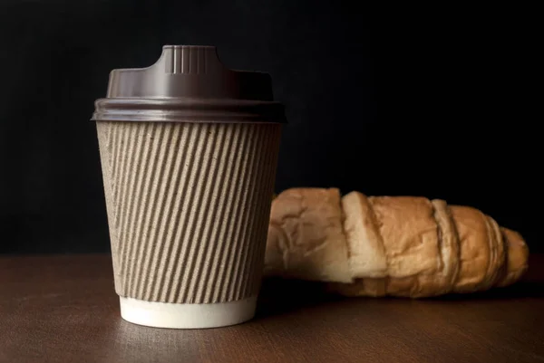 Kopi Untuk Pergi Dalam Cangkir Kertas Dengan Croissant Atas Meja — Stok Foto