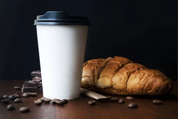 Caffè Portare Una Tazza Carta Con Croissant Tavolo Legno — Foto Stock