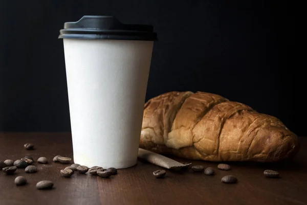 Kopi Untuk Pergi Dalam Cangkir Kertas Dengan Croissant Atas Meja — Stok Foto