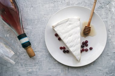 Brie peyniri. Şarap ve romantizm için yemek, peynir lezzetleri. Yatay menü tasarımı. Yukarıdan bak. Metin için yer.