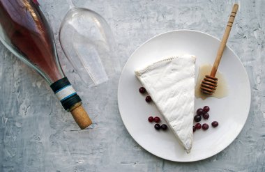 Brie peyniri. Şarap ve romantizm için yemek, peynir lezzetleri. Yatay menü tasarımı. Yukarıdan bak. Metin için yer.