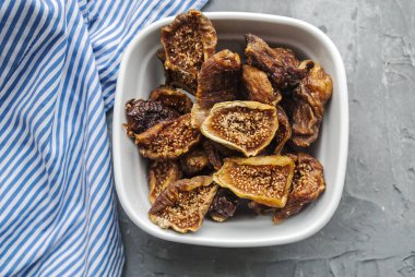 Tabakta kurutulmuş incir. Lezzetli kurutulmuş meyve..