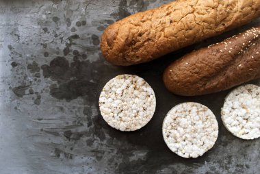 Glütensiz yemek. Farklı türde glütensiz ekmek. Buğday ekmeğine alternatif. Karabuğday ekmeği, pirinç krakeri. Glüten intoleransı olanlar için beslenme kavramı.