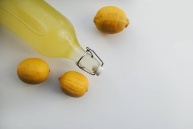 Çevre dostu bir şişede ev yapımı limonata, tekrar kullanılabilir şişelerde limonata. Limonlar. Eko kavramı. 