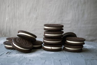 Kurabiye kulesi. Çikolata parçalı kurabiyeli vanilyalı sandviç. Glütensiz mısır unu kurabiyesi, siyah. sağlıklı yeme kavramı.