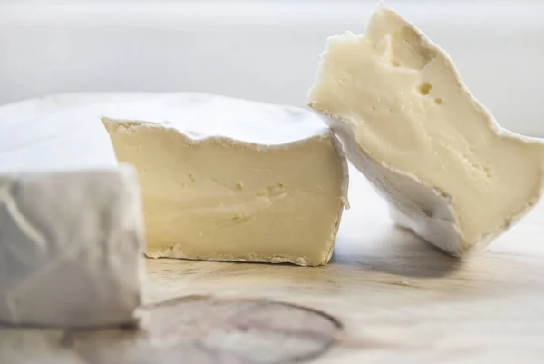 Camembert奶酪 Brie 在木制的背景上 无乳糖的奶酪 — 图库照片