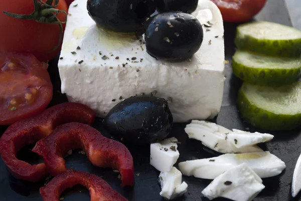 希腊沙拉配方配料在黑色黑板上 希腊沙拉的Feta和其他配料 樱桃番茄 菜单上的照片 — 图库照片