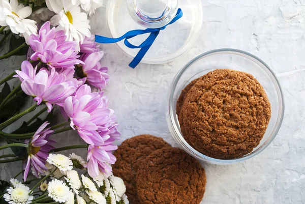 Kue Oatmeal Dalam Botol Kaca Buket Bunga Komposisi Wanita Lembut — Stok Foto