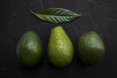 Siyah arka planda taze yeşil avokado.