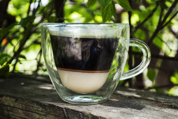 Вьетнамский Кофе Сгущённым Молоком Стеклянных Чашках Стеклянная Чашка Форме Сердца — стоковое фото